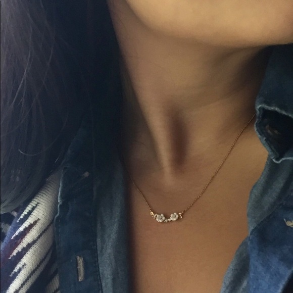 NWT Anthropologie Dainty Gold Floral Opal Necklace - Picture 6 of 6